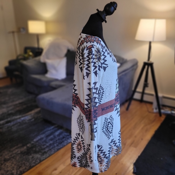 Vocal Aztec Geometric Patterned Long Sleeve Top Size XL - 3X - Picture 11 of 12